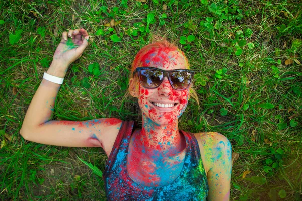 Dziewczyna świętować festiwalu holi, zrobić selfie — Zdjęcie stockowe