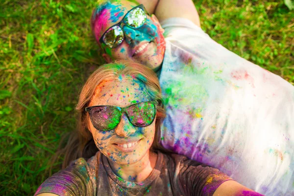 Chico con una chica celebrar el festival holi, hacer selfie — Foto de Stock