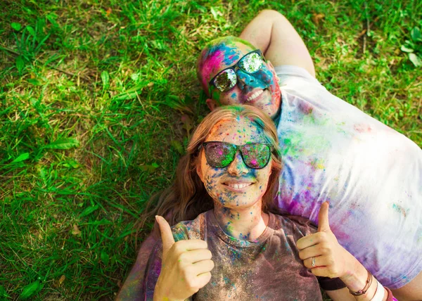 Facet z dziewczyna świętować festiwalu holi, zrobić selfie — Zdjęcie stockowe