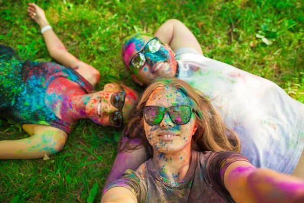 Man met een meisje vieren holi festival, make selfie — Stockfoto