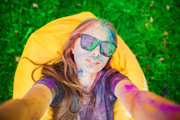 Chica celebrar holi festival, hacer selfie — Foto de Stock