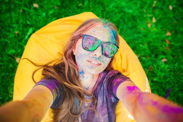 Fille célébrer holi festival, faire selfie — Photo