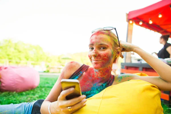 Girl celebrate holi festival — Stock Photo, Image