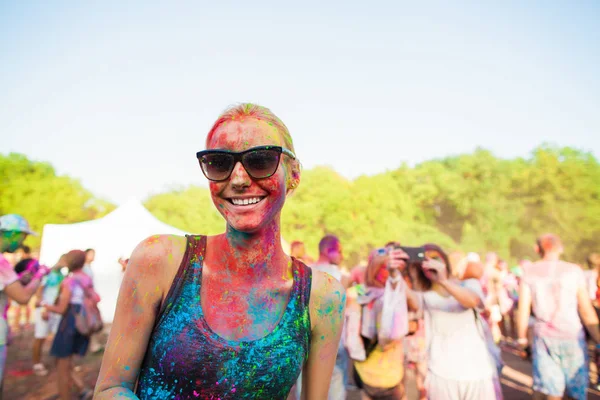 Κορίτσι που γιορτάζουν το Φεστιβάλ holi, κάνει selfie — Φωτογραφία Αρχείου