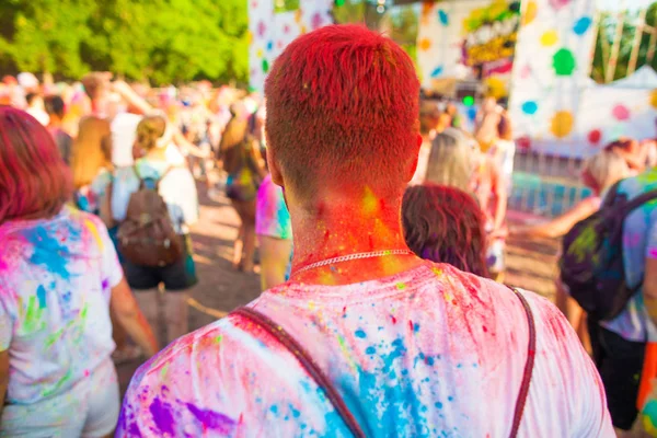 Guy comemorar festival holi, fazer selfie — Fotografia de Stock