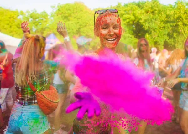 Girl celebrate holi festival — Stock Photo, Image