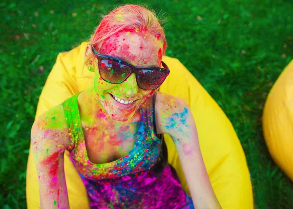 Girl celebrate holi festival — Stock Photo, Image