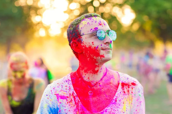 Faceci świętować festiwalu holi — Zdjęcie stockowe