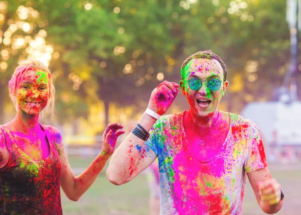 Băieți cu o fată sărbătoresc festivalul holi — Fotografie, imagine de stoc