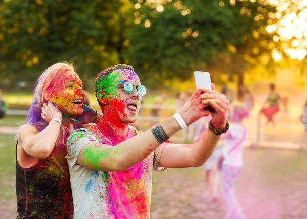 Guy with a girl celebrate holi festival — Stock Photo, Image