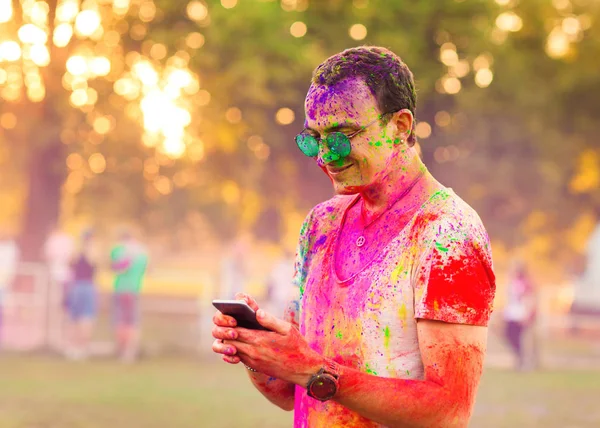 Guy comemorar festival holi — Fotografia de Stock