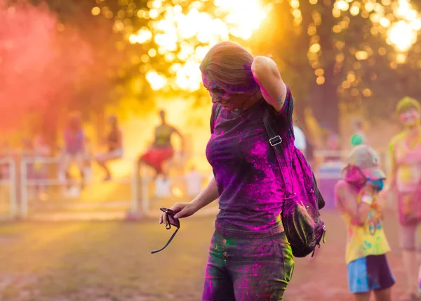 Girl celebrate holi festival — Stock Photo, Image