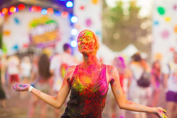 Girl celebrate holi festival — Stock Photo, Image