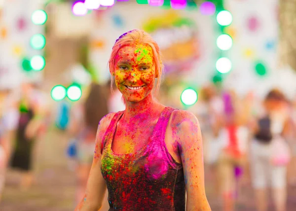 Girl celebrate holi festival — Stock Photo, Image