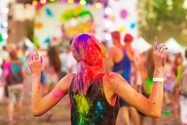 Girl celebrate holi festival — Stock Photo, Image