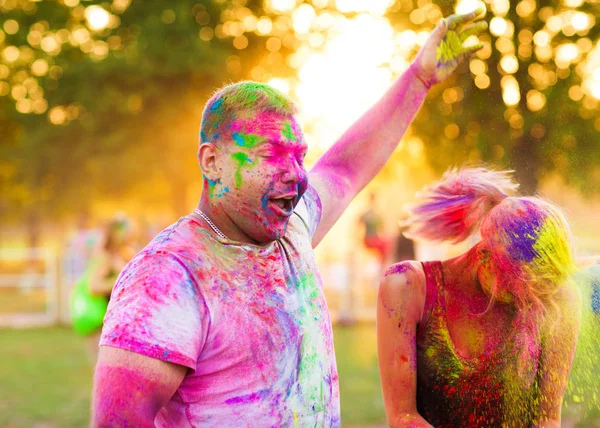 Guys with a girl celebrate holi festival — Stock Photo, Image