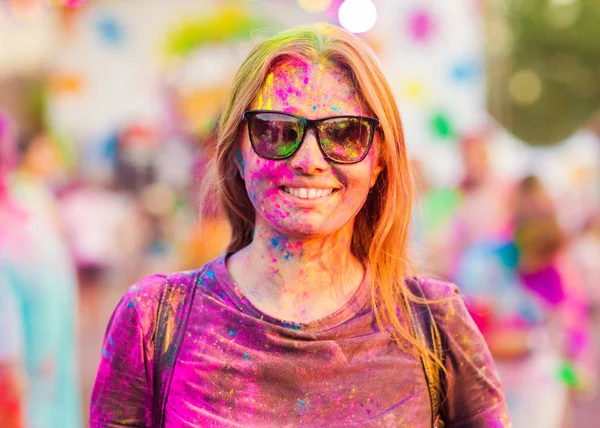 Girl celebrate holi festival — Stock Photo, Image