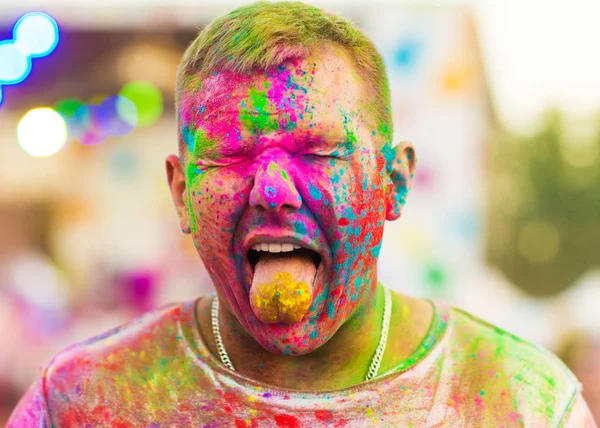 Guy comemorar festival holi — Fotografia de Stock