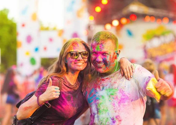 Guys with a girl celebrate holi festival — Stock Photo, Image