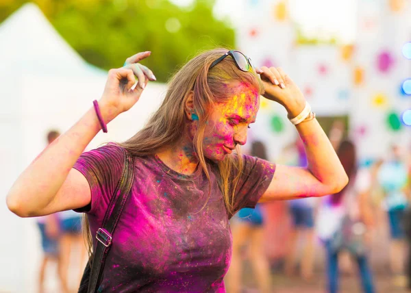 Girl celebrate holi festival — Stock Photo, Image