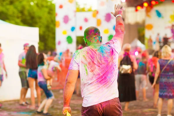 Guy celebrare holi festival — Foto Stock