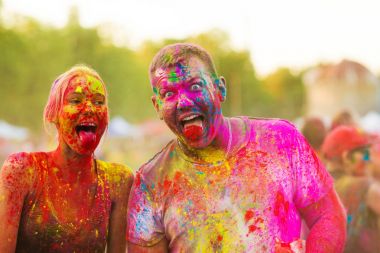 Çocuklar bir kızla holi festival kutlamak