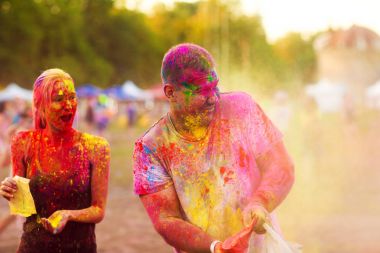 Çocuklar bir kızla holi festival kutlamak