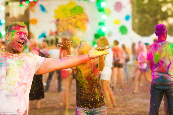 Хлопці з дівчиною святкують фестиваль холі — стокове фото