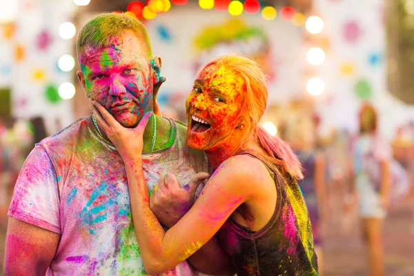 Guys with a girl celebrate holi festival — Stock Photo, Image