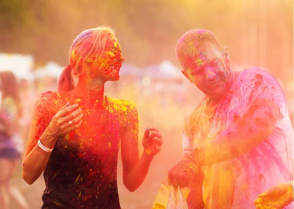 Guys with a girl celebrate holi festival — Stock Photo, Image