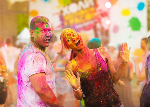Guys with a girl celebrate holi festival — Stock Photo, Image