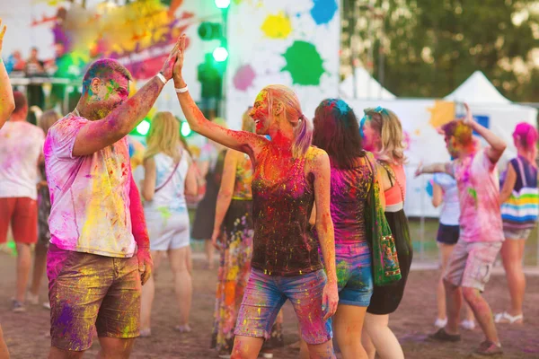 Guys with a girl celebrate holi festival — Stock Photo, Image