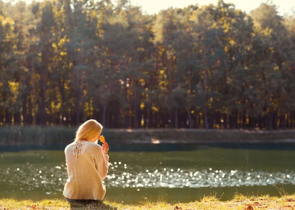 Menina no parque de outono perto do lago — Fotografia de Stock