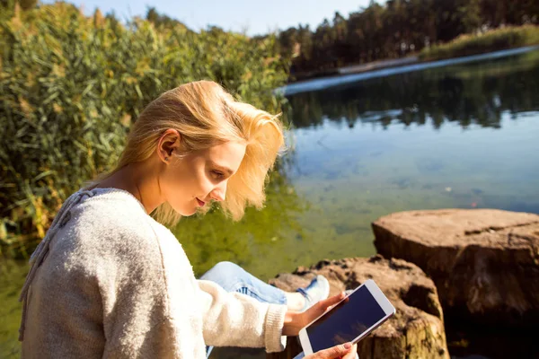 Dívka Podzimním Parku Nedaleko Jezera Drží Tabletng — Stock fotografie