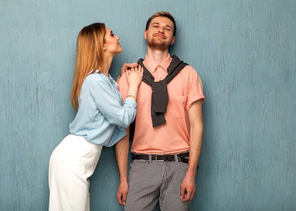 Moda dziewczyna i facet w outlet Odzież pozowanie na niebieski backgrou — Zdjęcie stockowe