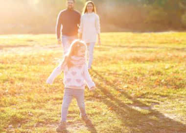 gün batımında kızı parkta oynarken anne