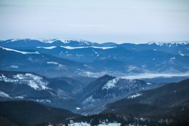 yüksek dağ Kayak Merkezi ile güzel renkli evler