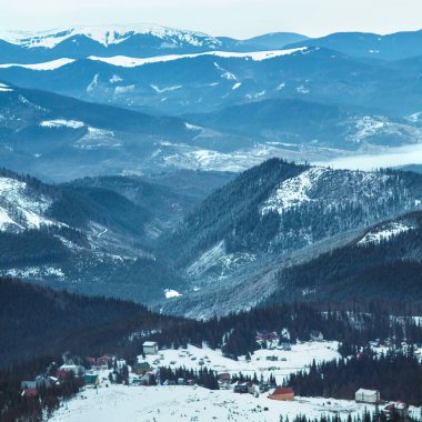 yüksek dağ Kayak Merkezi ile güzel renkli evler