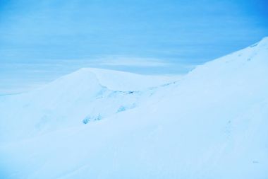 gün batımında karlı zirveleri ile yüksek dağlar