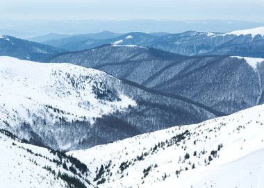 yüksek dağ Kayak Merkezi ile güzel renkli evler