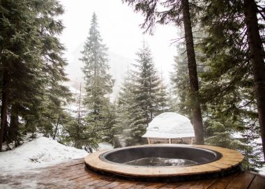 Chan-havuzu karlı dağlarda sıcak suyla