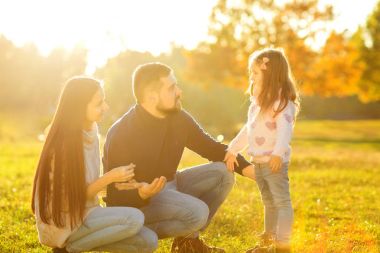 Annem ve babam günbatımı oynarken kızı ile