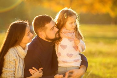 Aile eğleniyor sonbahar parkta oynarken
