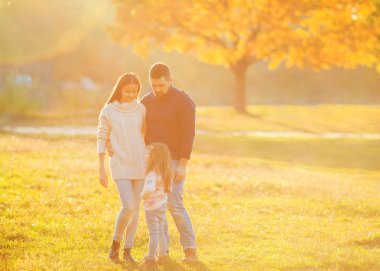 Aile eğleniyor sonbahar parkta oynarken