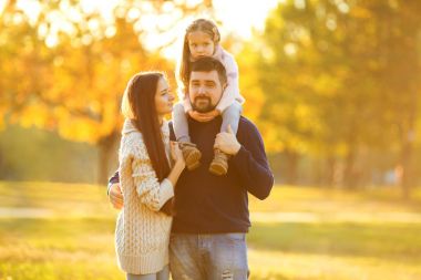 Aile eğleniyor sonbahar parkta oynarken