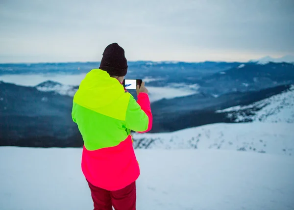 Turist Selfies Yüksek Bir Dağın Üzerinde Yapar — Stok fotoğraf