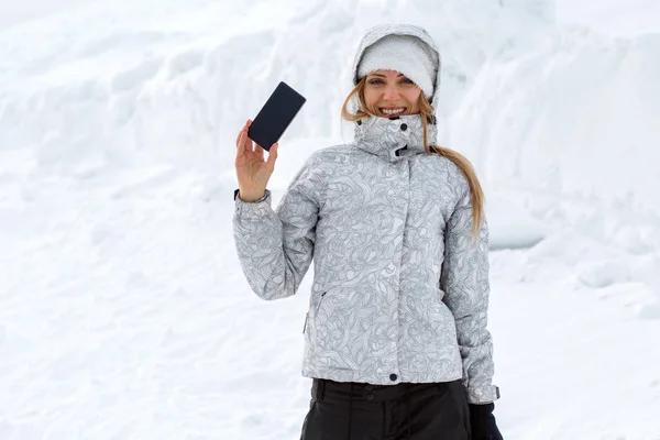 Turist selfies yüksek bir dağın üzerinde yapar. — Stok fotoğraf