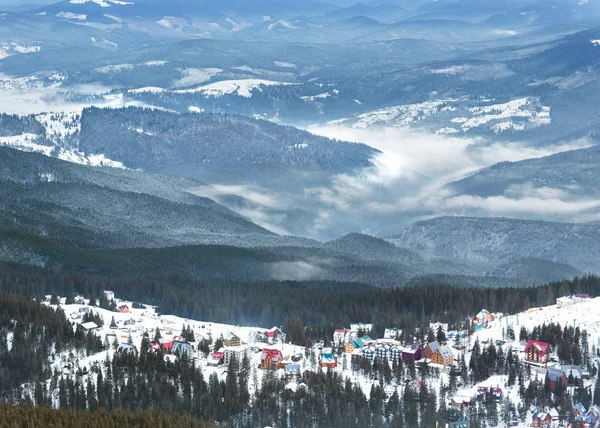 높은 산 스키 리조트 아름 다운 화려한 집 — 스톡 사진