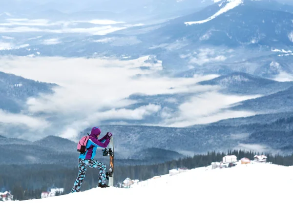 여자의 snowboarder 언덕 높은 산에 서 있는 — 스톡 사진