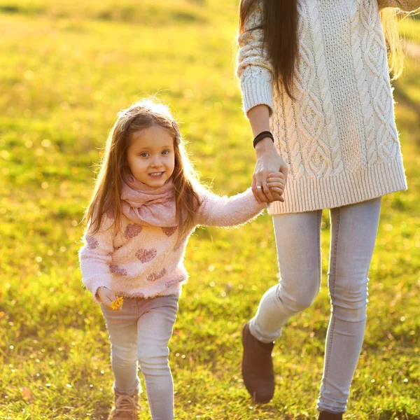 Mother daughter at sunset playing, Mothers Day. — Stock Photo, Image